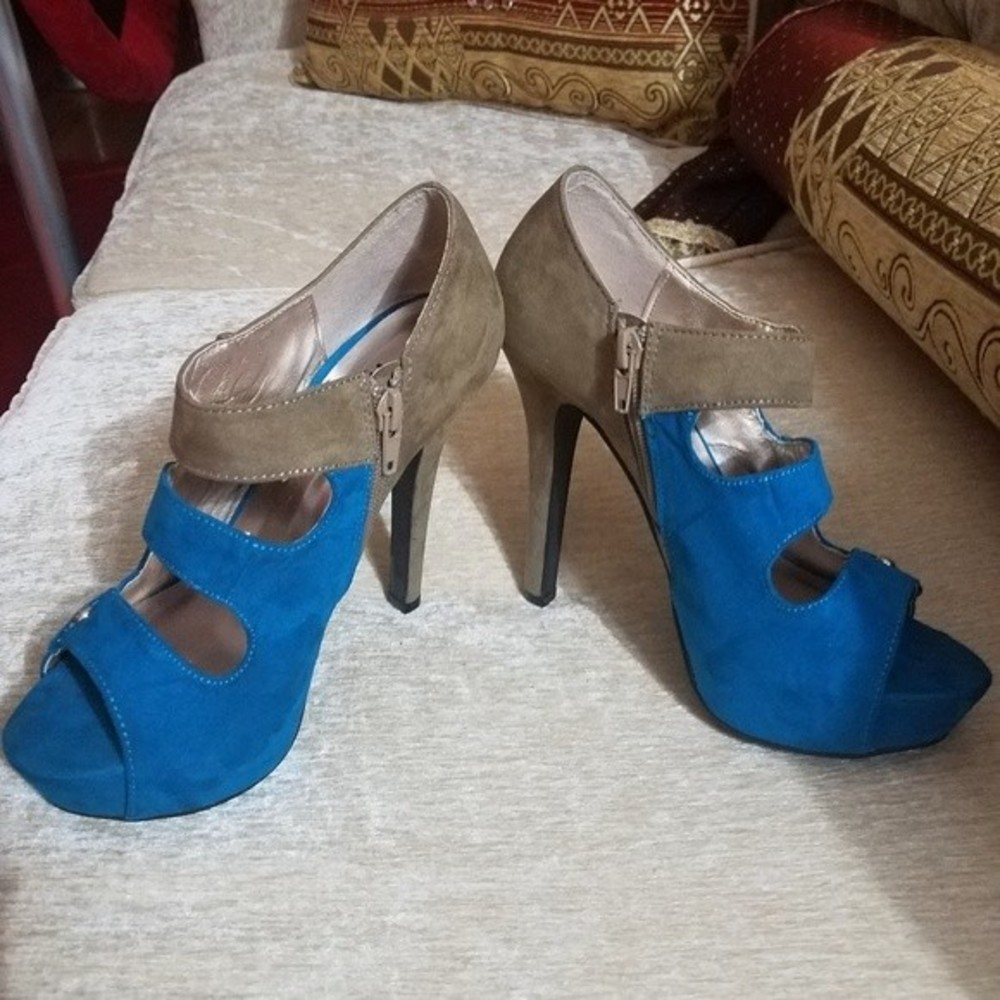Charlotte Russe Teal and Beige Heels Size 7 Pre-loved Excellent Condition - Picture 1 of 6